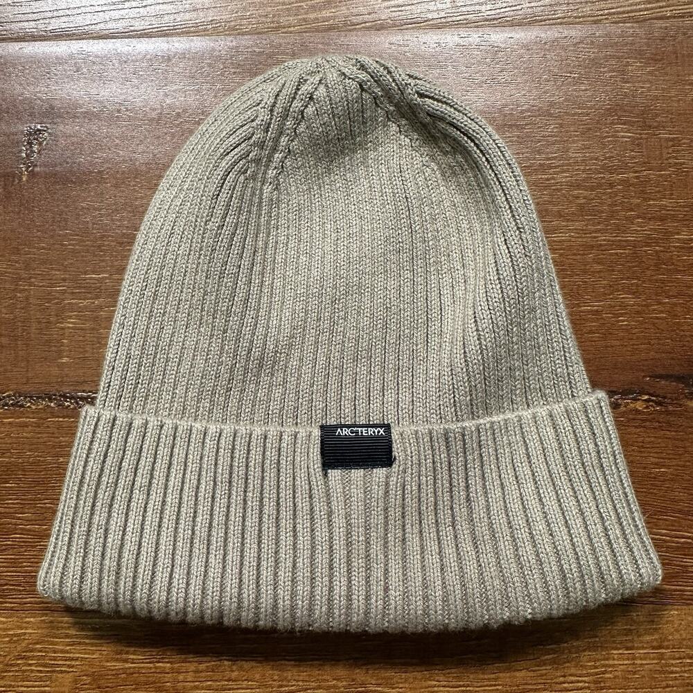 Arc'teryx Beanie Skull Cap OS Beige Fitted Ribbed Nature Outdoor Gorpcore Hike